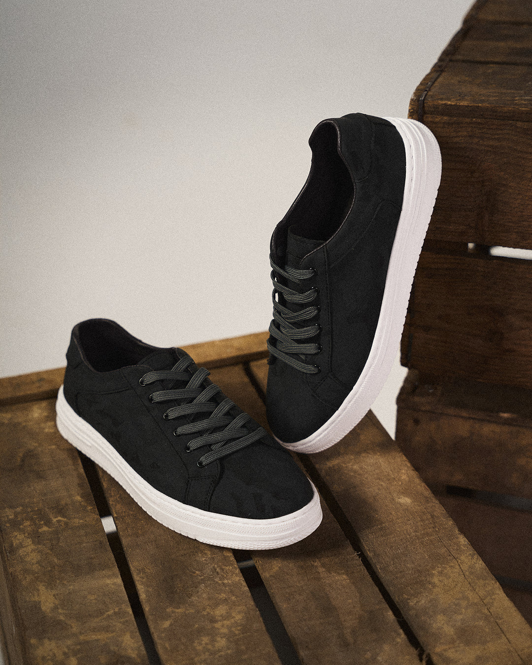 Men’s Classic Low-Top Sneakers | Minimal Lace-Up Casual Shoes