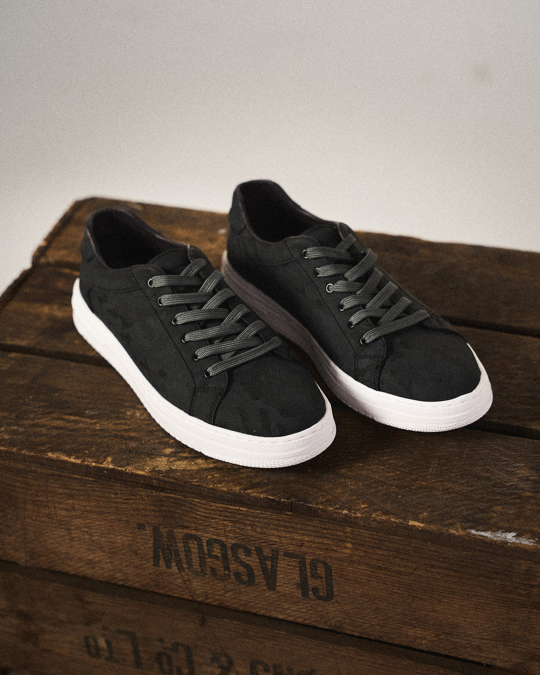 Men’s Classic Low-Top Sneakers | Minimal Lace-Up Casual Shoes