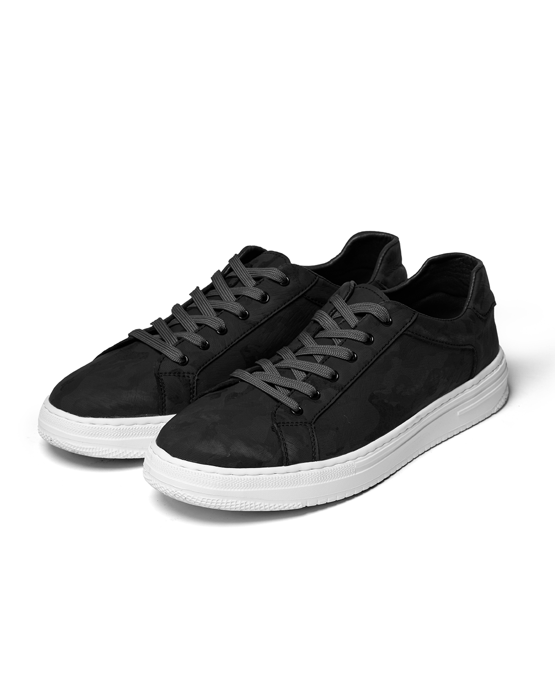 Men’s Classic Low-Top Sneakers | Minimal Lace-Up Casual Shoes